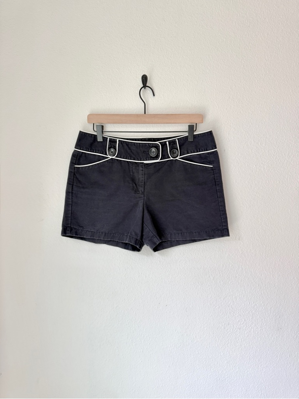Ann Taylor Linen/Cotton Shorts with White Piping - 6 - Black - GUC